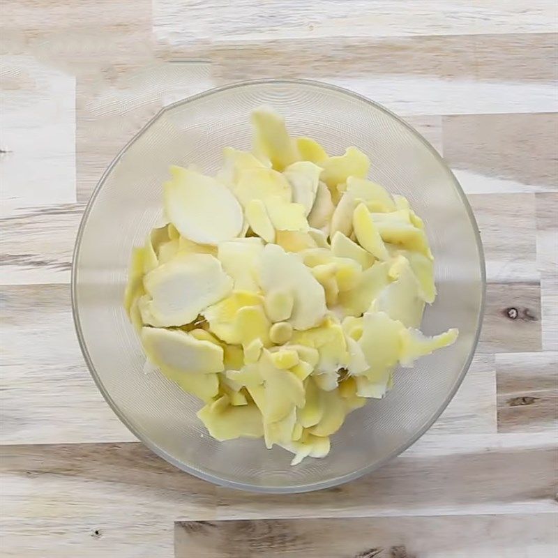 Luộc gừng gọt vỏ cắt nát