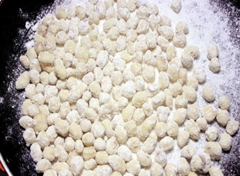 Tiến hành sên mứt lạc với bột