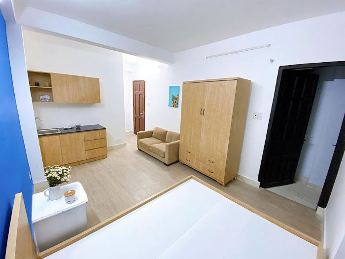 Tủ bếp nhựa nhỏ làm có bề mặt cánh melamine vân gỗ phù hợp với căn hộ dịch vụ