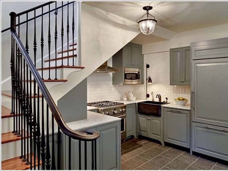 có nên đặt bếp dưới cầu thang