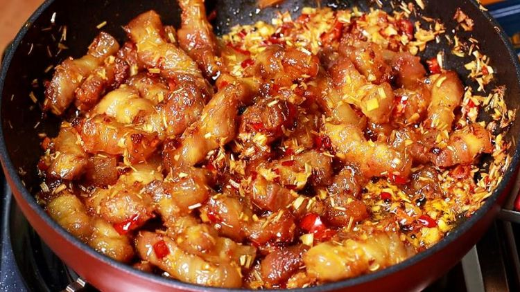 Biến tấu món ăn rang thịt lợn với sả ớt
