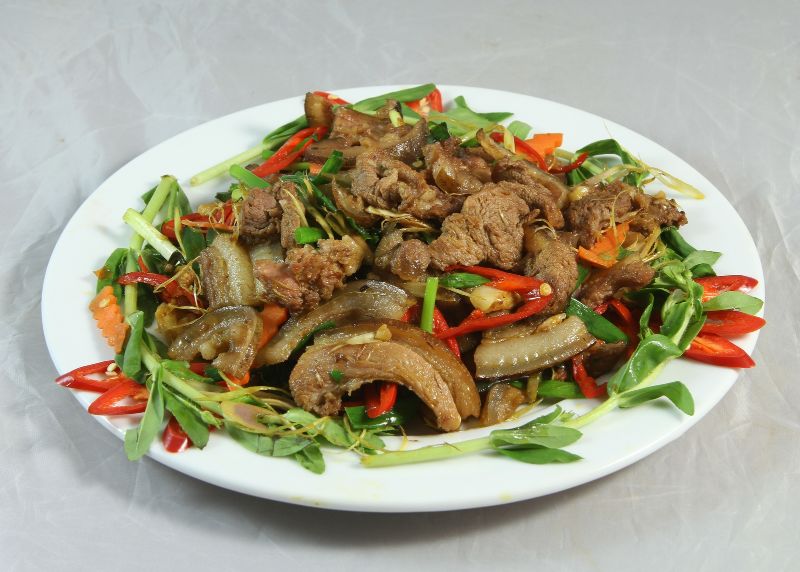 Hướng dẫn làm thịt lợn rừng xào sả ớt thơm ngon