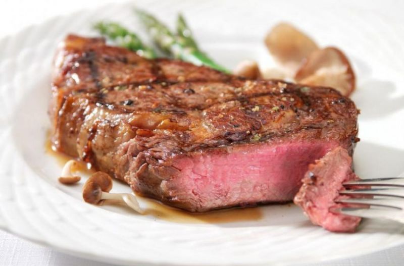 Thực hiện món thịt lợn bít tết