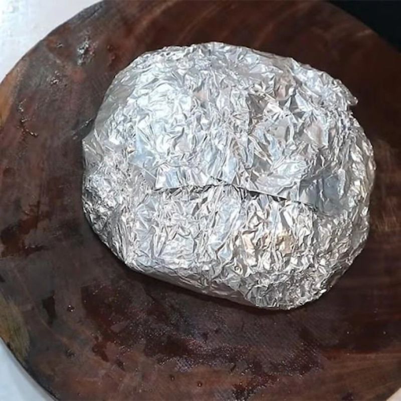 Bọc thịt với 1 lớp giấy bạc cho thật chặt