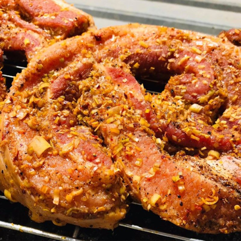 Tẩm ướp gia vị đều từng thớ thịt 