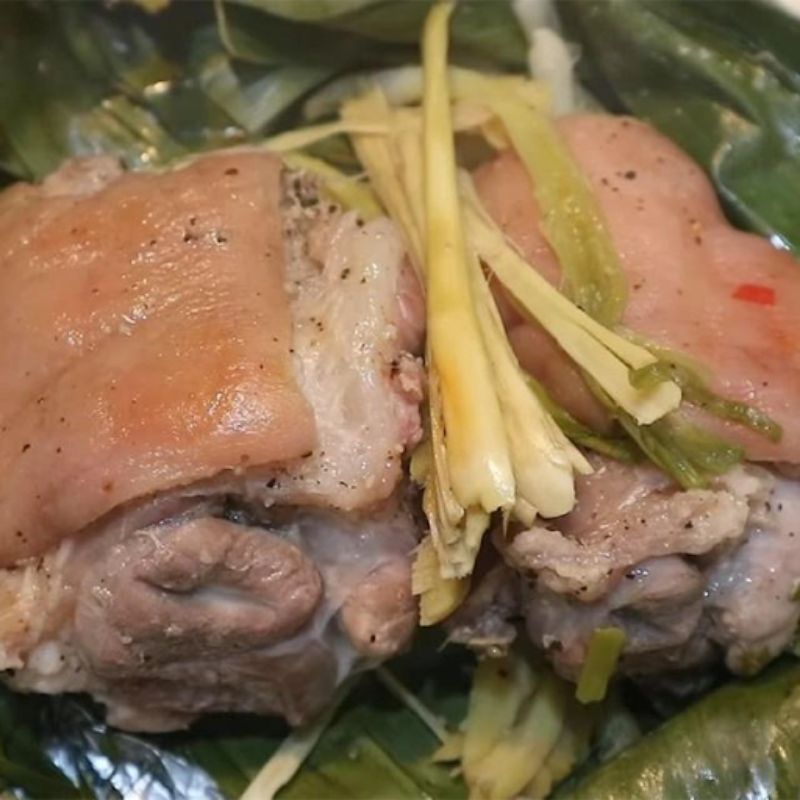 Thịt lợn ủ muối thơm của gừng, sả và hành thơm lừng, thịt cực săn chắc và mềm