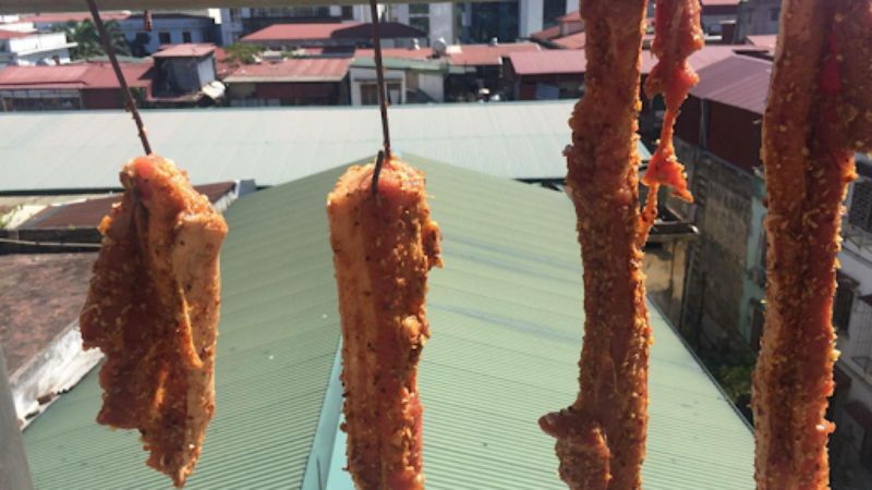 Treo thịt ở nơi có nắng nhiều nhất đảm bảo nắng chiếu đồng đều 