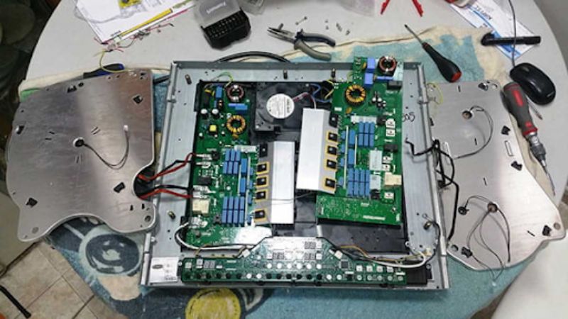Bếp từ bị hỏng bo mạch điều khiển 