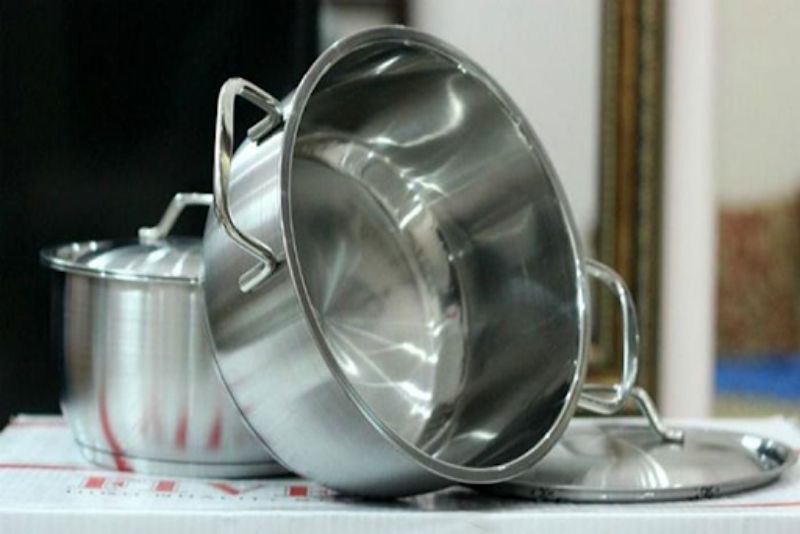 Do đáy nồi bếp từ sử dụng bị biến dạng, không bằng phẳng 