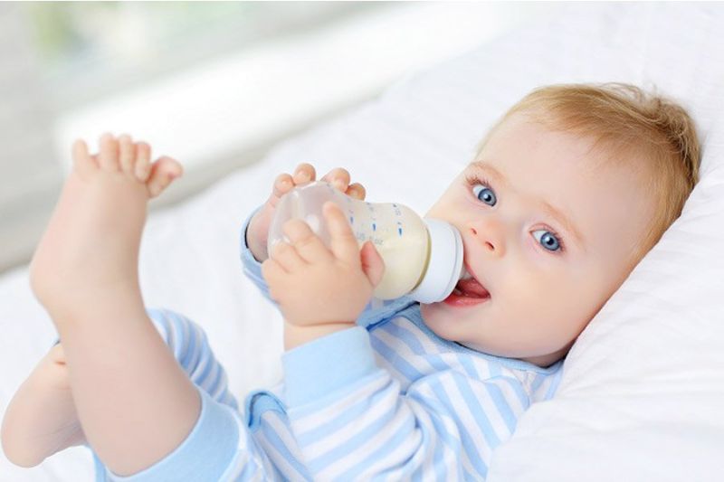 Bật mí 8 cách tập cho trẻ bú bình đơn giản, hiệu quả